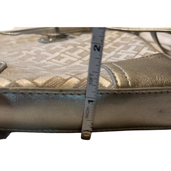 Nice Tommy Hilfiger Silver Crossbody Bag w/ Logo Accent Durable & Lightweight - Picture 9 of 9